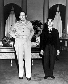 Hiro-Hito avec le général Mac Arthur